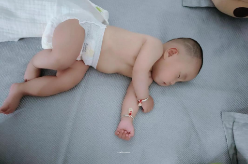 玉林宝宝拍嗝的正确方法